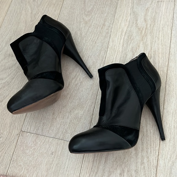 BCBG Generation black suede and leather heel booties - size 6 - Picture 2 of 5